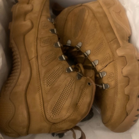 Retro 9 Boot